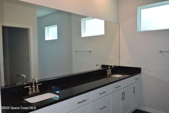 Building Photo - 3143 Fullerton Ave