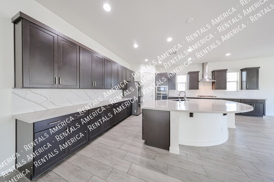 Building Photo - 1530 E San Carlos Way