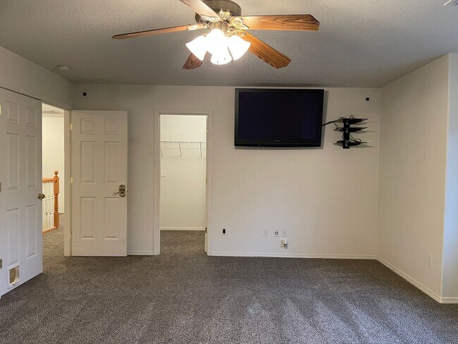 Building Photo - FANTASTIC 4 Bed 2.5 Bath Home in Salmon Cr...