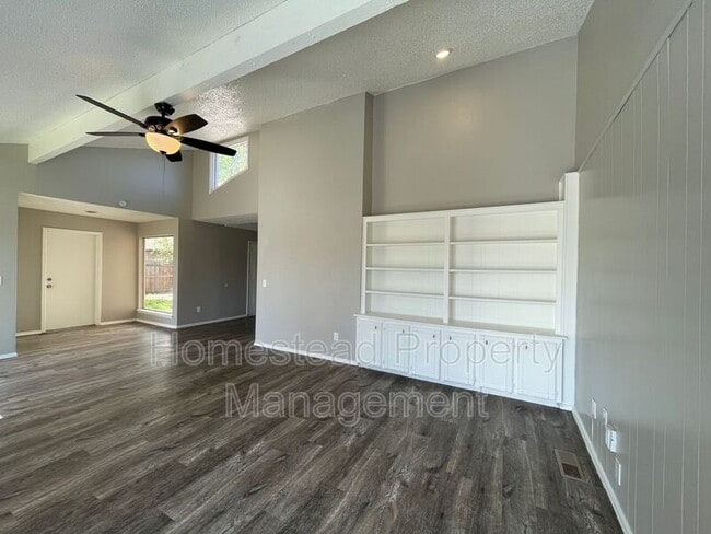 Building Photo - 8937 N Eagle Ln
