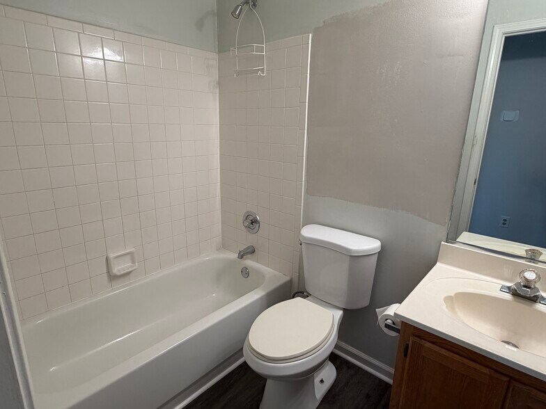Second full bathroom - 14204 Lavender Trace Ct