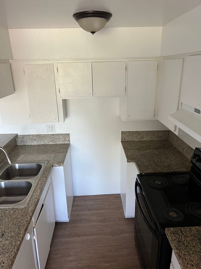 Building Photo - Updated 1BD/1BA Apartment in well maintain...