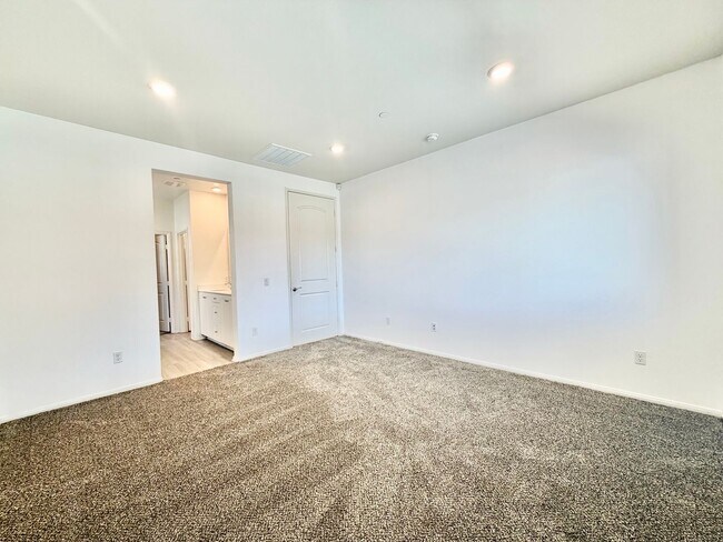 Building Photo - Cul-de-Sac Living in Sagewood | 4 Bed Home with INCLUDED Solar & RV Parking