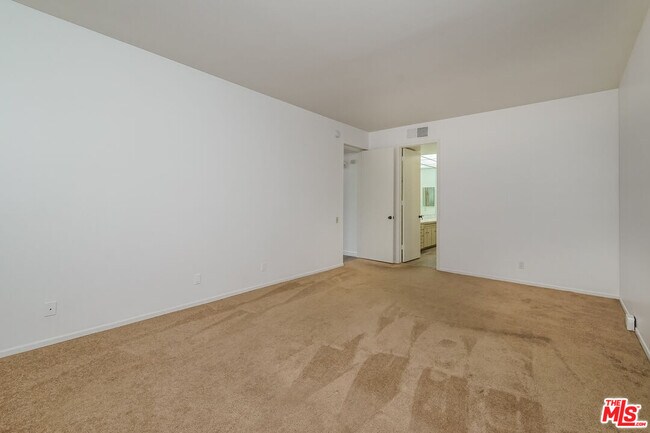 Building Photo - 11805 Mayfield Ave