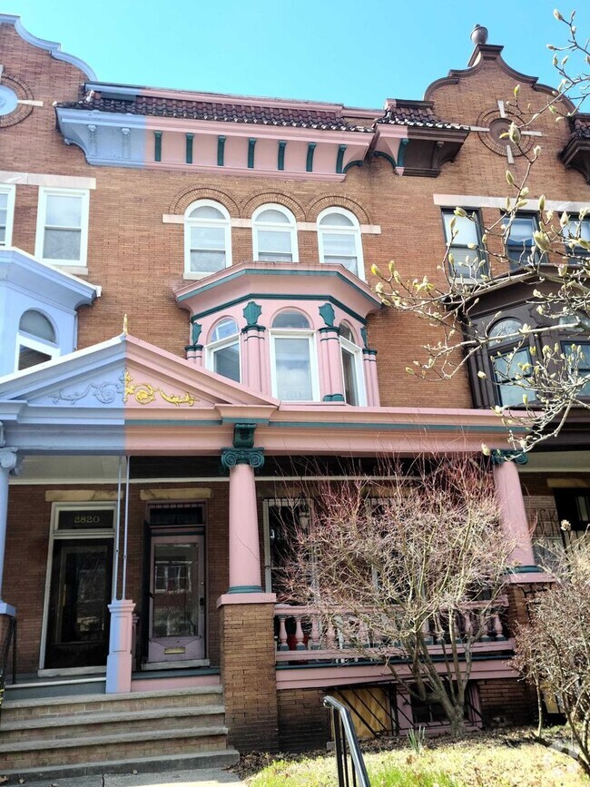Building Photo - Five Bedroom Townhome with Jacuzzi For Rent!