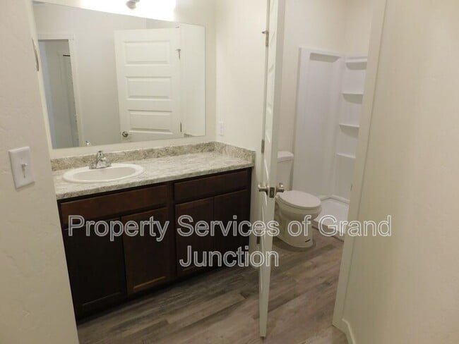 Building Photo - 662 Brookwillow Dr