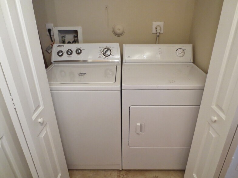 Building Photo - 2861 N Oakland Forest Dr
