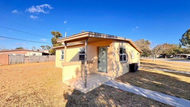 Building Photo - $300 off of a month of rent! Charming 3-Bedroom Home in Deltona! – Pets Welcome (Up to 30 lbs) – ...