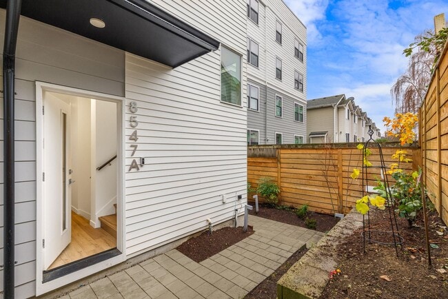 Building Photo - Gorgeous Greenlake Area 2 Bedroom Townhouse