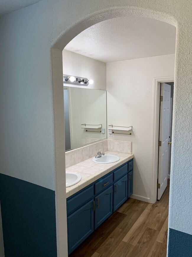 Building Photo - 3 Bedroom 2 Bath Home