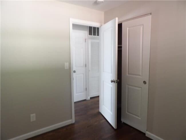 Building Photo - 122 Tracy Ln