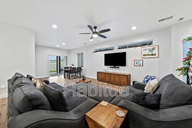 Building Photo - 917 E Bissett St