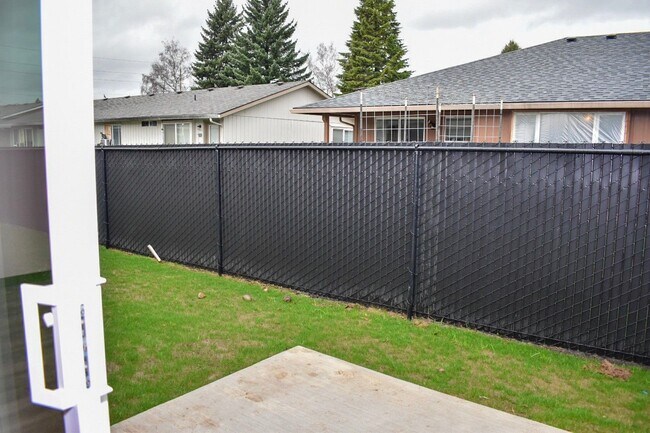 Building Photo - 2 Bedroom 2 Bathroom Duplex in a New Great...
