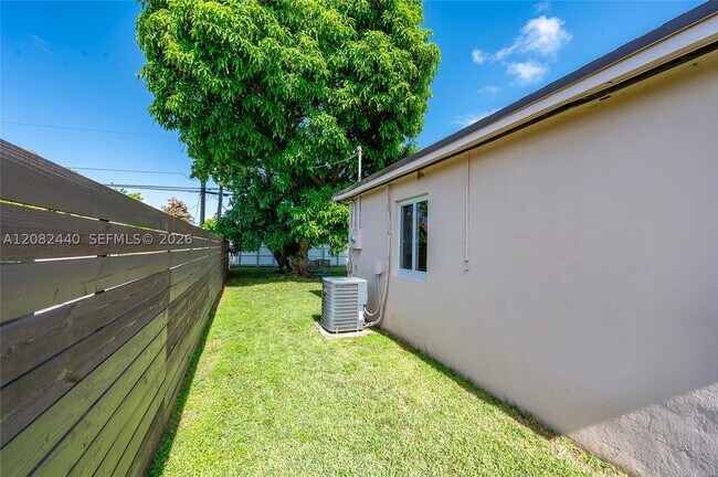 Building Photo - 1020 SW 73rd Pl