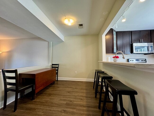 Building Photo - Comfortable Townhome in a Haymarket Square Community