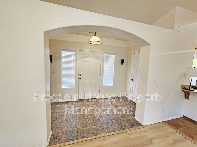 Building Photo - 3120 E Easy St
