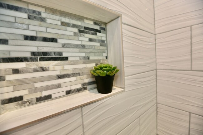 Building Photo - Updated & Ready 09-19-25! Pet Friendly - F...