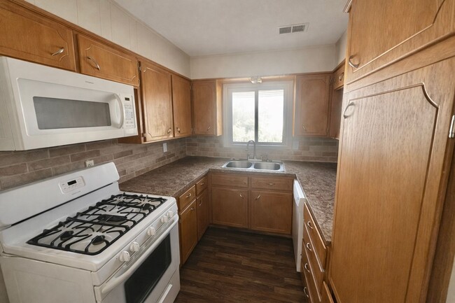 Building Photo - AVAILABLE NOW!