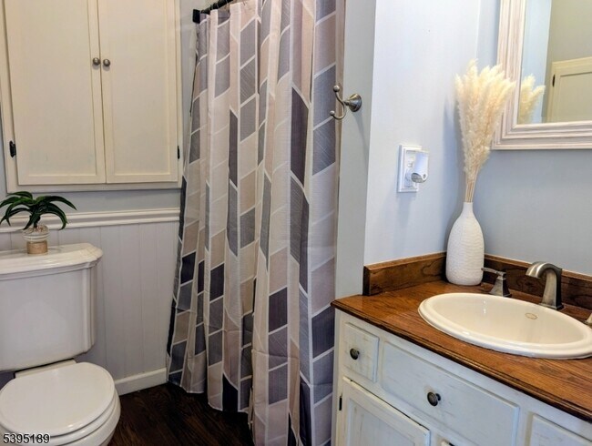 Building Photo - 190 Oak St