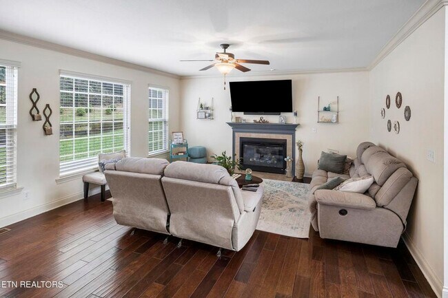 Building Photo - Luxury 5 Bedroom West Knox Home