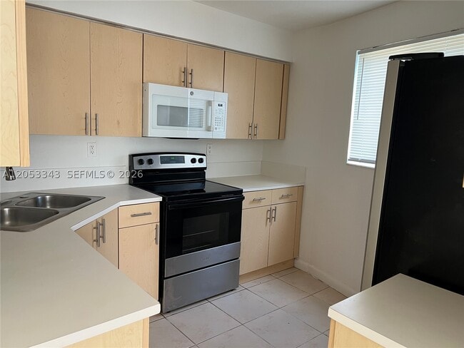 Building Photo - 1185 Marseille Dr
