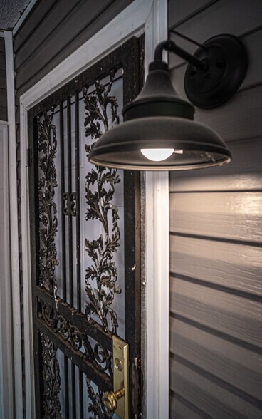 Building Photo - 3825 Crane Dr NE