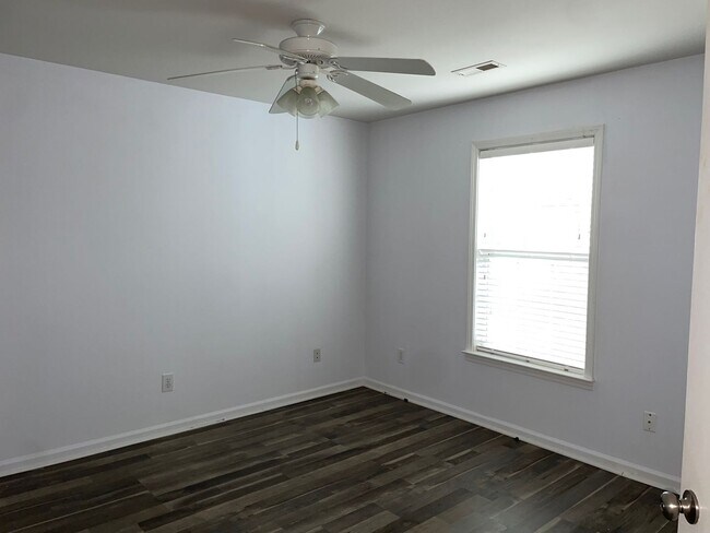 Building Photo - 2 BED, 2 BATH CONDO LOCATED IN GREENSBORO! LAST MONTH'S RENT FREE IF YEAR LEASE IS COMPLETED!