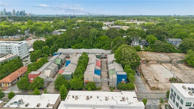 Building Photo - 920 Memorial Dr SE
