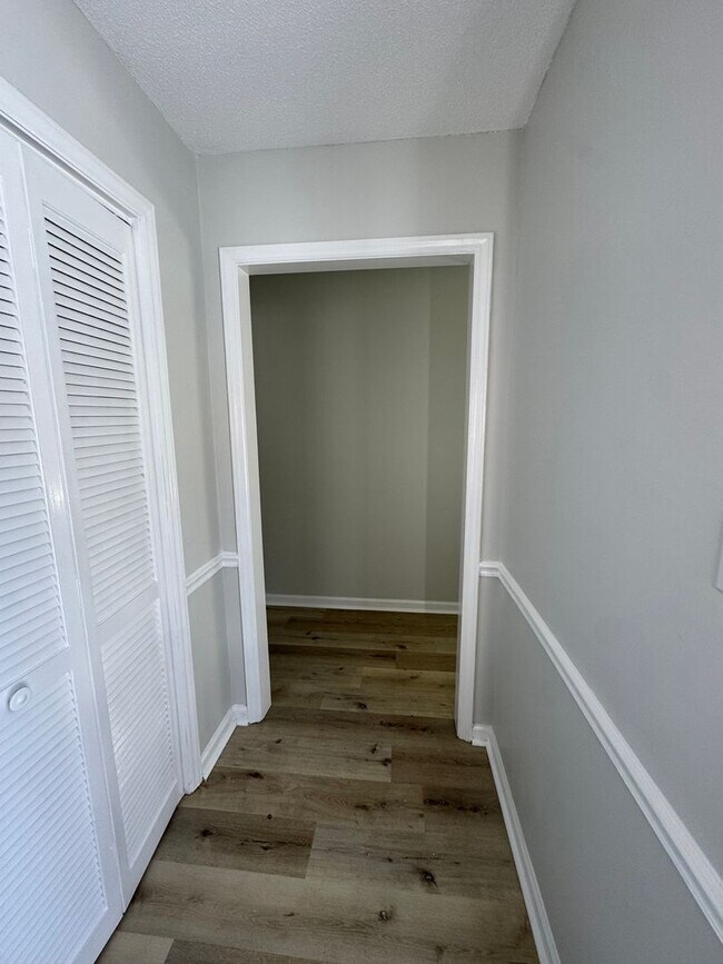 Building Photo - Modern 3bed/2bath in GREAT neighborhood!