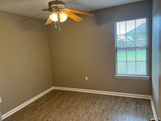 Building Photo - 3 Bed 2 Bath Home