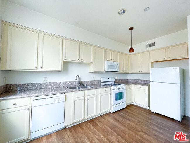 Building Photo - 1412 S Sherbourne Dr