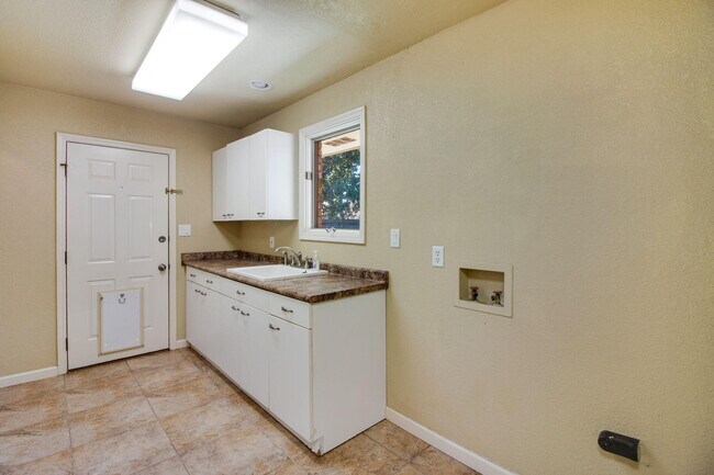 Building Photo - 6 Muskogee Ln