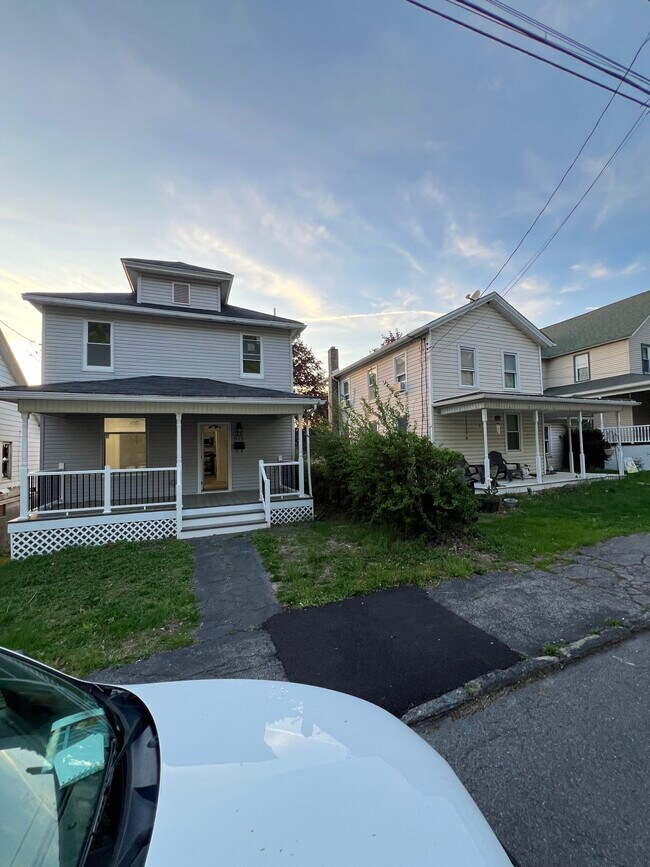 Building Photo - 815 Grove St