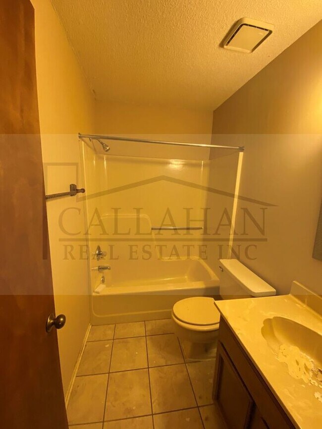 Building Photo - Sherwood 2 Bedroom Town Home