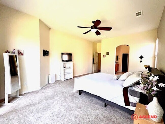 Building Photo - Beautiful Home in the Northwest!