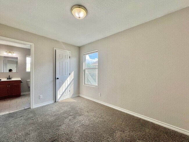 Building Photo - 5107-5109 Flipper Dr
