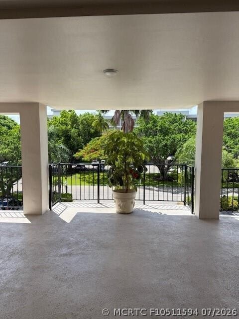 Building Photo - 2800 N Palm Aire Dr
