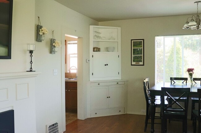 Building Photo - Exquisite 3 Bed, 1.75 Bath Home in Old Fai...