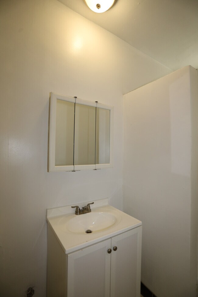 Building Photo - 1361 W Greenleaf Ave