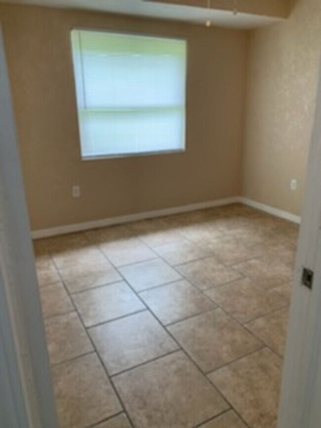 Building Photo - Three Bedroom One Bath