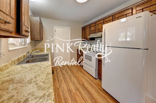 Building Photo - Nice 4 Bedroom Close to Peterson AFB and S...