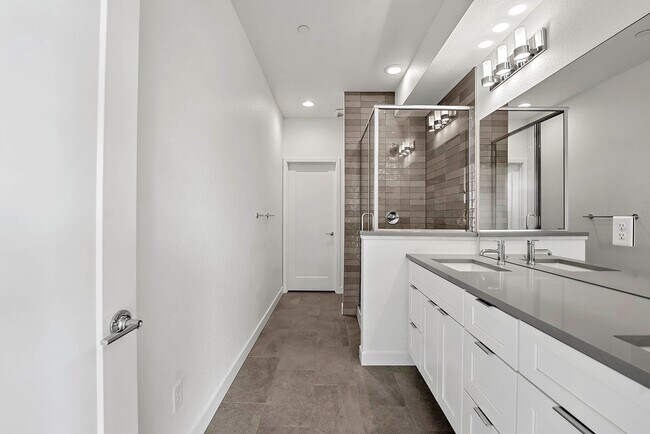 Building Photo - Last Townhouse Available! Beautiful Newer Build Close to Overlook Station
