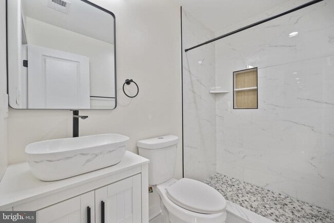 Building Photo - 555 S Marlyn Ave