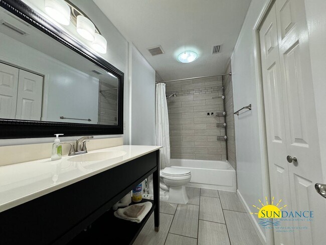 Building Photo - Stunning South Crestview Home with many Custom Details!