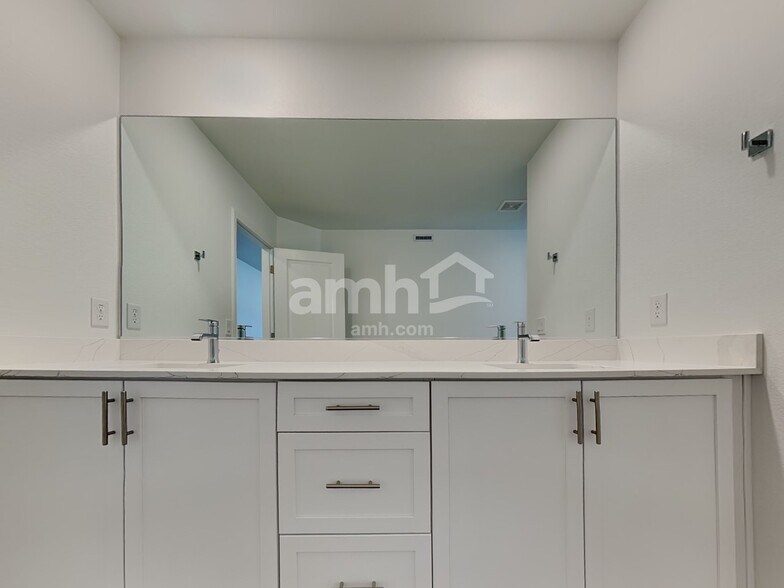 Building Photo - 8373 Buckskin Clf Ave