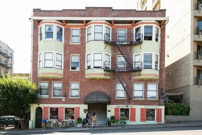 Building Photo - Top floor 1 BR with LOTS of natural light in trendy NW 23rd District!
