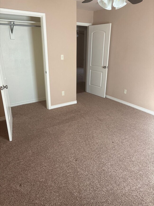 Building Photo - Step into comfort and modern convenience with this charming 3-bedroom, 2-bathroom home in Sherman...