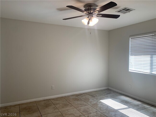 Building Photo - 548 Zuber Ave