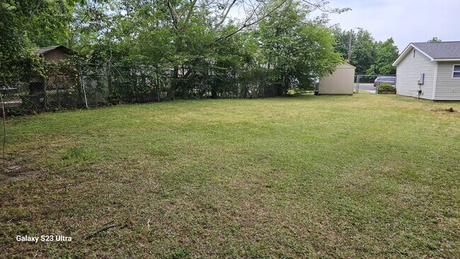 Building Photo - 912 Laurel Ln