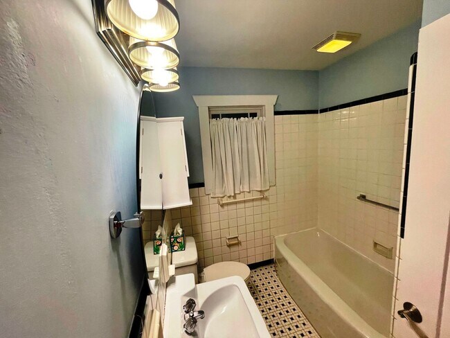 Building Photo - Updated 3 BR/ 2 BA home on Roseland Drive ...